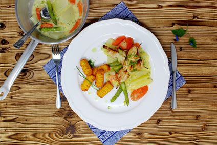 Hähnchenspieße auf grünem Spargel-Gemüse in Zitronen-Sahne und Genießer-Kroketten