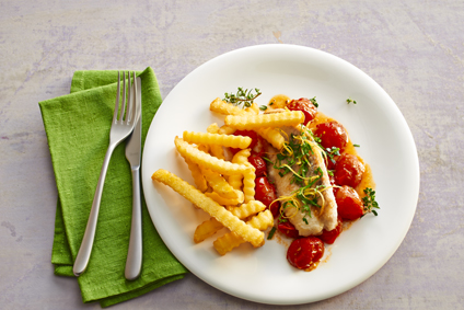 Rotbarsch mit Gremolata, Schmortomaten und Knusper Frites